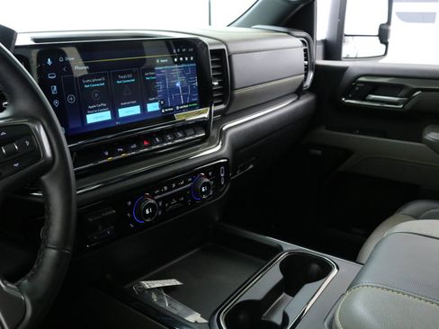 Used 2025 Chevrolet Silverado 2500 ZR2 w/ Technology Package image 19