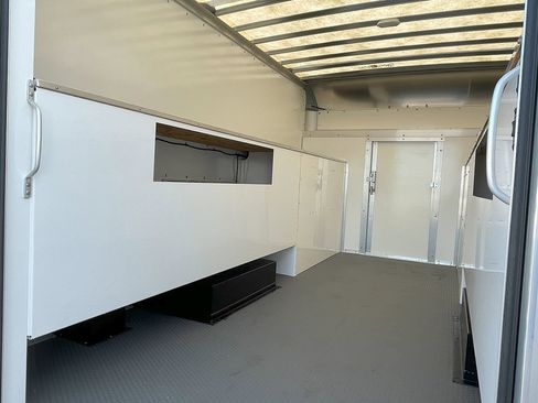 Used 2022 Chevrolet Express 3500 CUTWAY w/ Power Convenience Package image 18