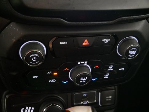 Used 2019 Jeep Renegade Limited image 23