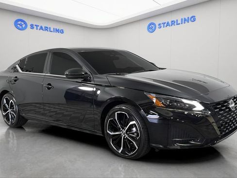 Used 2024 Nissan Altima 2.5 SR FWD image 13