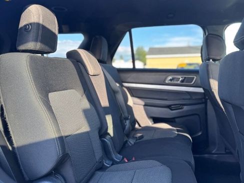 Used 2017 Ford Explorer XLT image 8