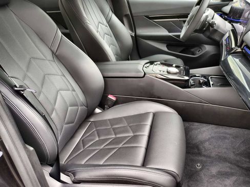 Used 2025 BMW 530i xDrive w/ Premium Package image 24