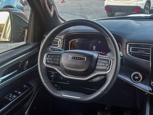 Used 2023 Jeep Wagoneer L Series II AWD/4WD image 18