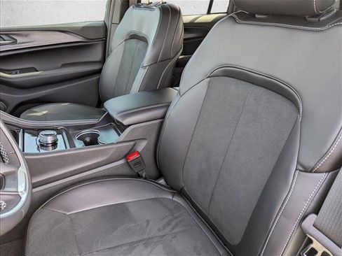 New 2025 Jeep Grand Cherokee Altitude image 23