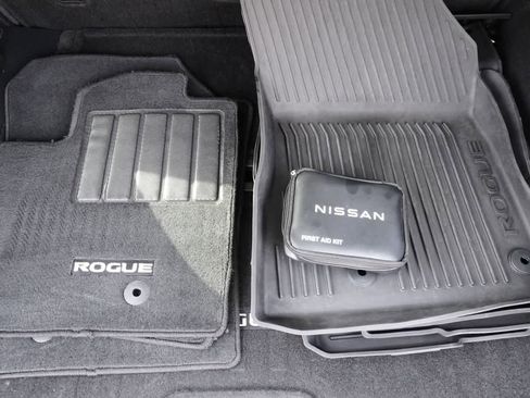 Used 2023 Nissan Rogue SL w/ SL Premium Package image 24