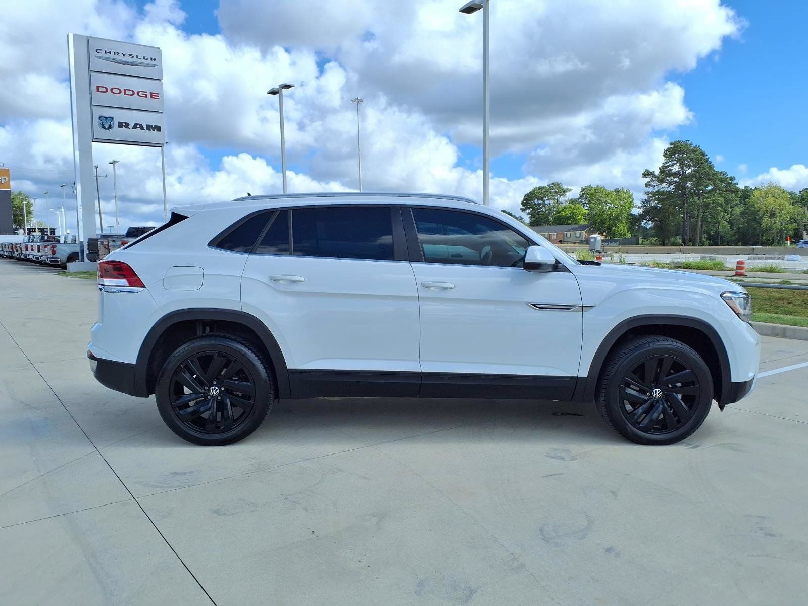 Used 2022 Volkswagen Atlas Cross Sport SE FWD image 5