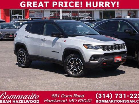 Used 2025 Jeep Compass Trailhawk AWD/4WD image 1