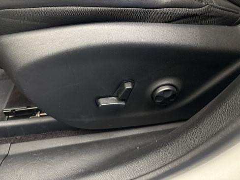 Used 2019 Jeep Cherokee Trailhawk AWD/4WD image 13