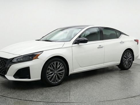 Used 2025 Nissan Altima 2.5 SV image 3