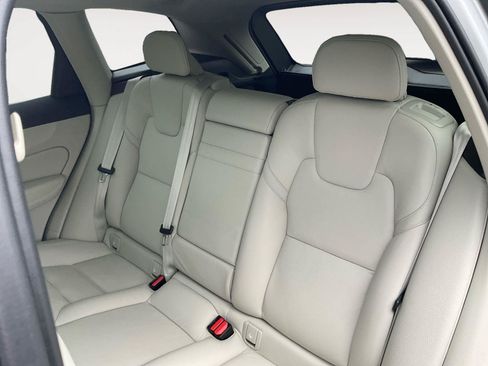 Used 2021 Volvo XC60 T5 Momentum w/ Premium Package AWD/4WD image 13