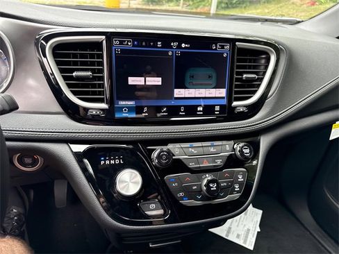 New 2026 Chrysler Pacifica Select image 20