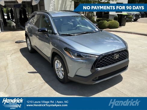 Used 2025 Toyota Corolla Cross LE FWD image 1