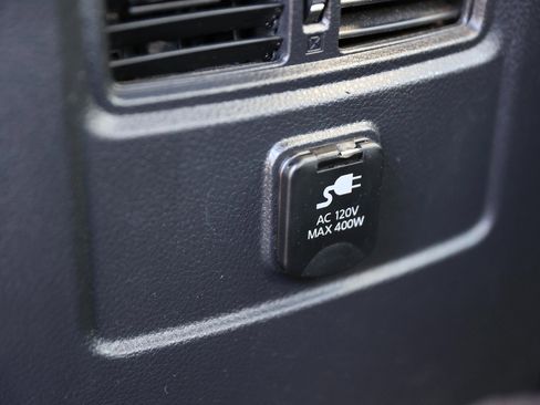 Used 2017 Nissan Titan SL image 25