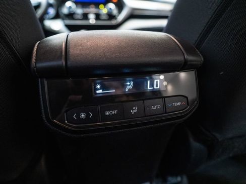 Used 2024 Toyota Highlander LE AWD/4WD image 34