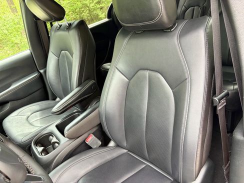 Used 2025 Chrysler Pacifica Select FWD image 4