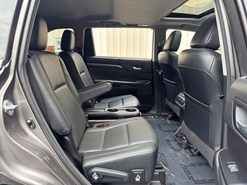 Used 2017 Toyota Highlander Limited FWD image 39
