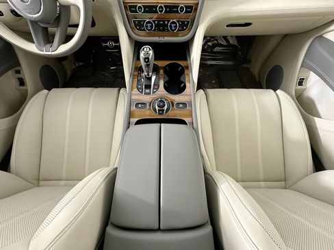 Used 2025 Bentley Bentayga Extended Wheelbase image 21