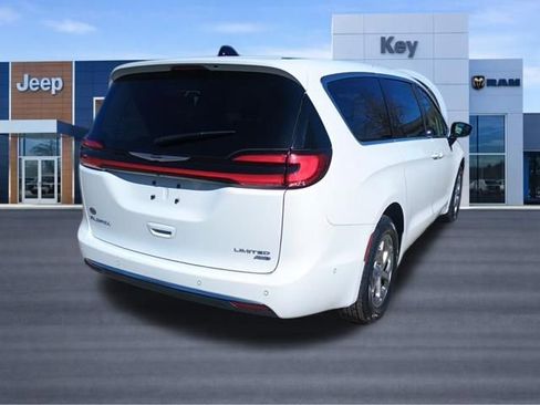Used 2024 Chrysler Pacifica Limited AWD/4WD image 5