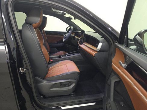 Used 2025 Volkswagen Tiguan SEL R-Line image 8