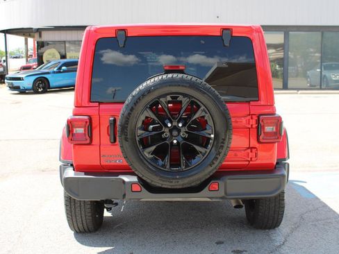 Used 2025 Jeep Wrangler Sahara image 5