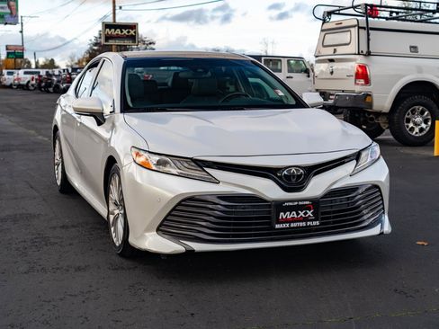Used 2018 Toyota Camry XLE image 2