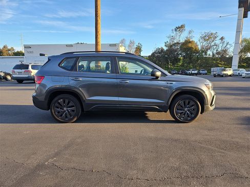 Used 2022 Volkswagen Taos S image 4