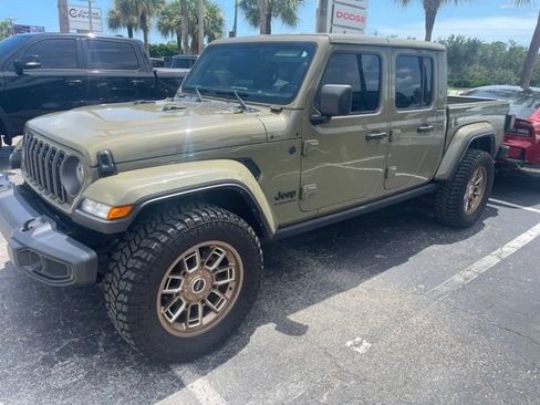 Certified 2025 Jeep Gladiator Sport AWD/4WD image 1