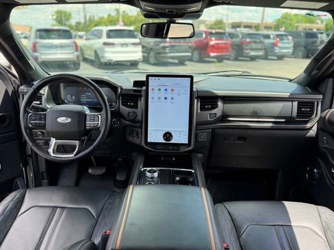 Used 2023 Ford Expedition Platinum AWD/4WD image 2