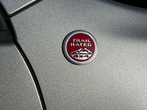 Used 2019 Jeep Cherokee Trailhawk image 9