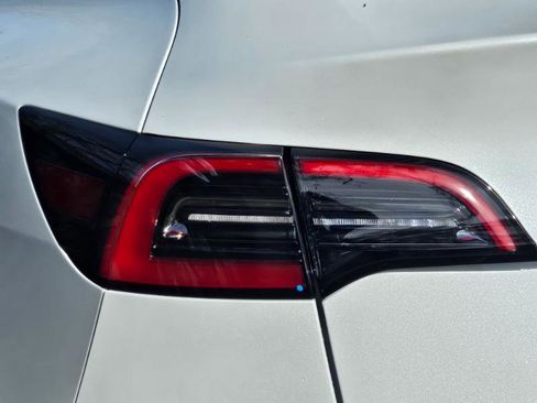 Used 2025 Tesla Model Y Long Range image 28