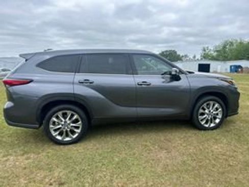 Used 2023 Toyota Highlander Limited FWD image 4