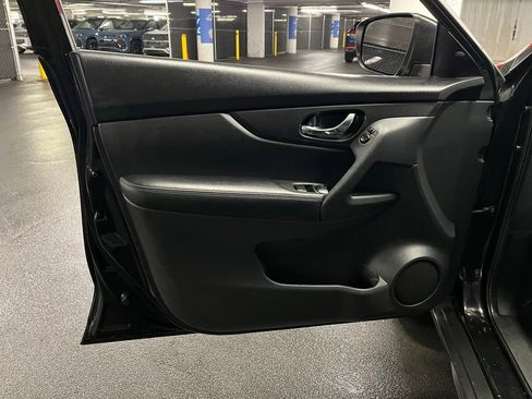 Used 2020 Nissan Rogue SV FWD image 17