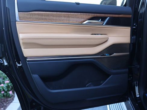 Used 2023 Jeep Grand Wagoneer Series III image 54