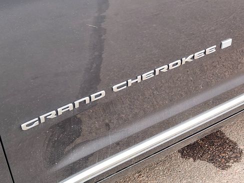 Used 2022 Jeep Grand Cherokee Summit AWD/4WD image 11