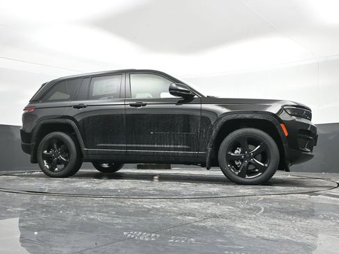 New 2025 Jeep Grand Cherokee Altitude image 38