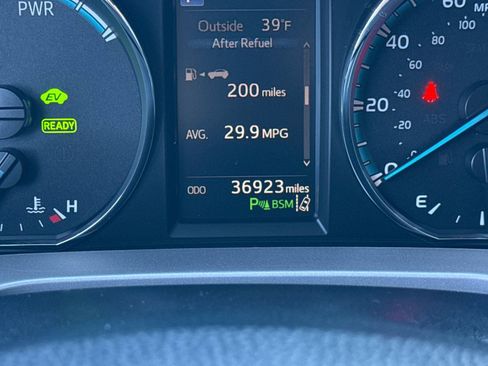 Used 2018 Toyota RAV4 Limited image 28