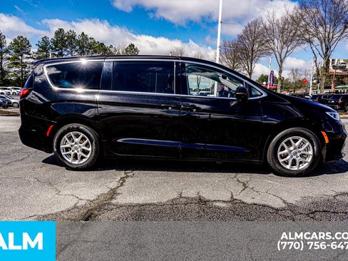 Used 2024 Chrysler Pacifica Touring-L FWD image 10
