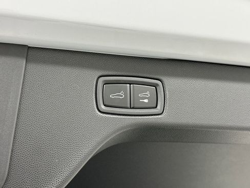 Certified 2025 Porsche Macan Electric image 57