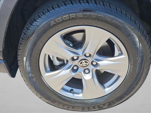 Used 2024 Toyota RAV4 XLE FWD image 27