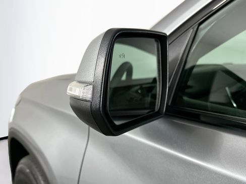 Used 2023 Chevrolet Traverse LT FWD image 16