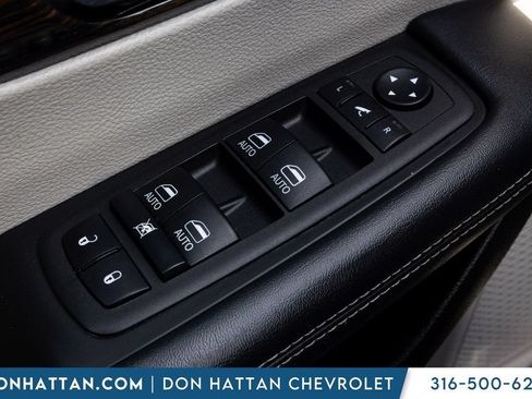 Used 2023 Chrysler Pacifica Limited FWD image 12