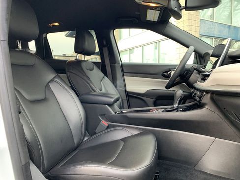 Used 2025 Jeep Compass Limited image 36