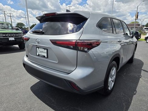 Used 2025 Toyota Highlander LE FWD image 5
