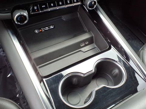 Used 2025 Chevrolet Suburban Z71 image 13