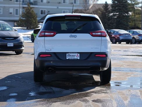 Used 2016 Jeep Cherokee Sport image 4