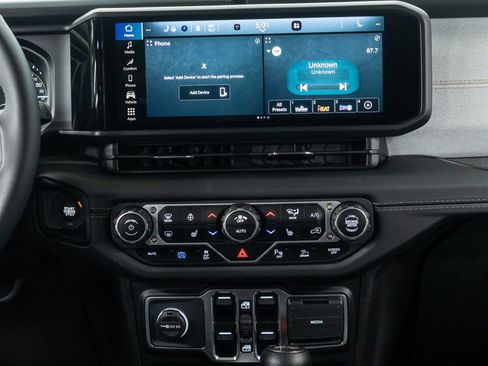 Used 2025 Jeep Wrangler Unlimited Sahara w/ Safety Group AWD/4WD image 19
