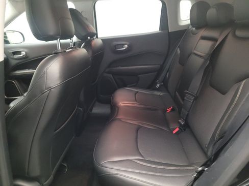 Used 2018 Jeep Compass Latitude w/ Popular Equipment Group FWD image 18