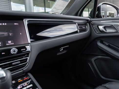 Certified 2026 Porsche Macan AWD/4WD image 32