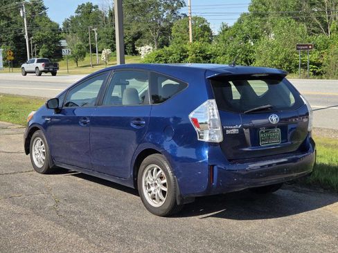 Used 2014 Toyota Prius V image 6
