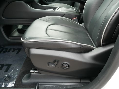 Used 2024 Chrysler Pacifica Premium FWD image 20